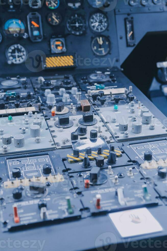 binnen een groot Jet vliegend vlak cockpit, vliegen bovenstaand wolken foto