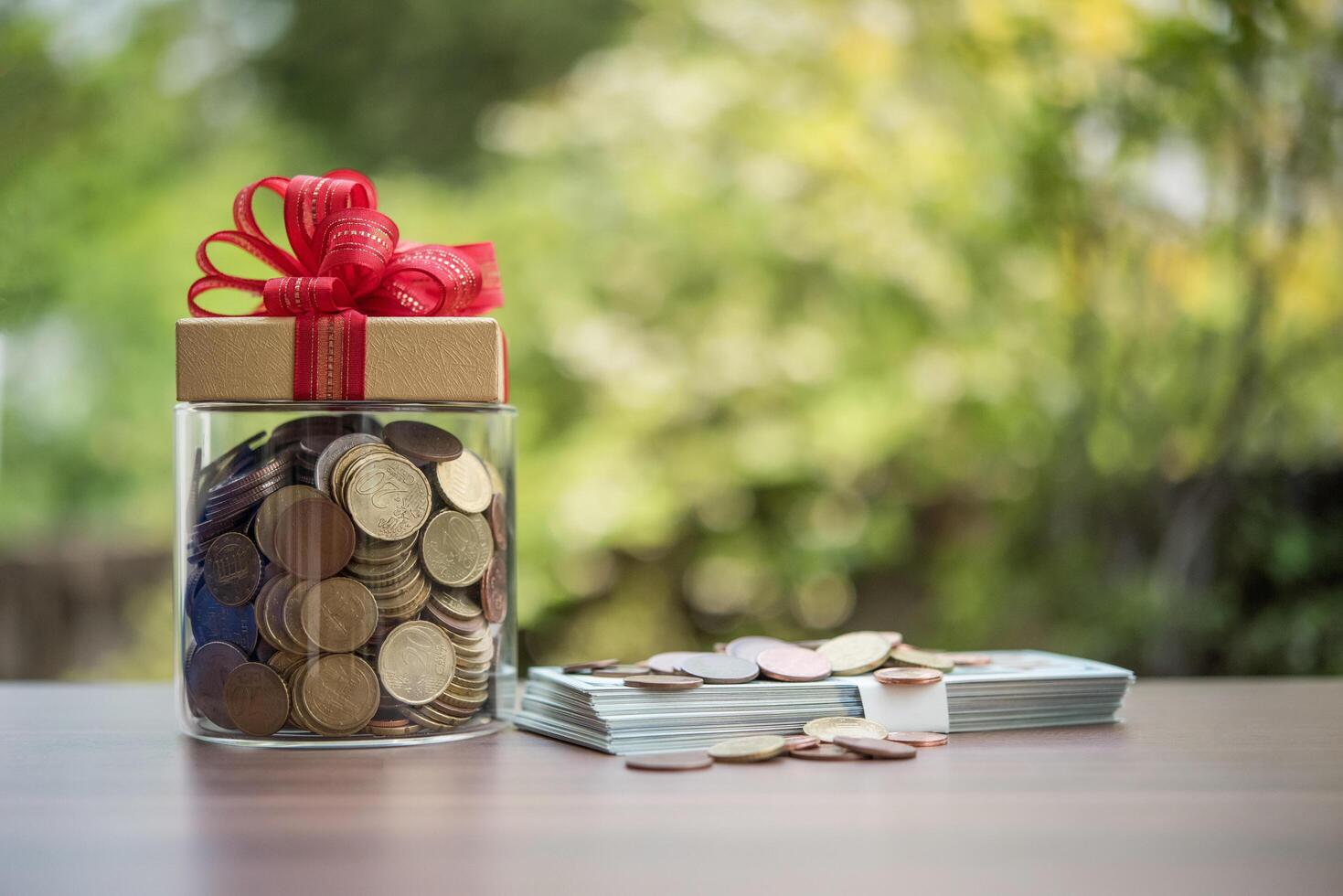 geschenkdoos op dollars in de glazen pot foto