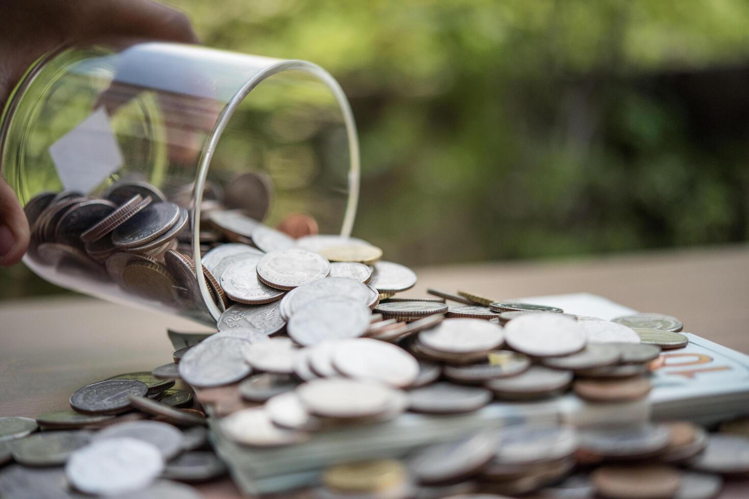 hand munten in pot met geld stapel stap groeiende groei geld besparen foto