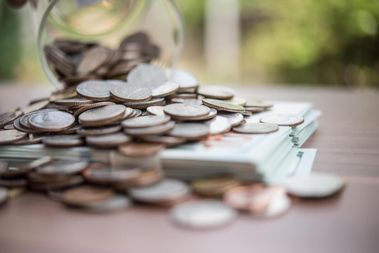 detailopname. geld van bankbiljetten en munten foto