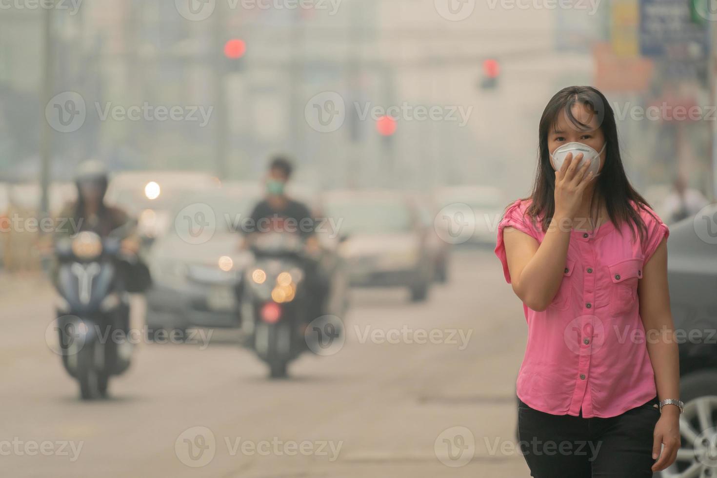 jonge vrouw die beschermend masker draagt foto