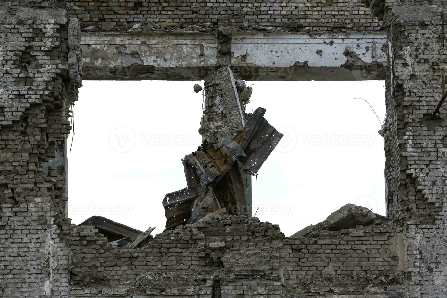 vernietigd en verbrand huizen in de stad Rusland Oekraïne oorlog foto