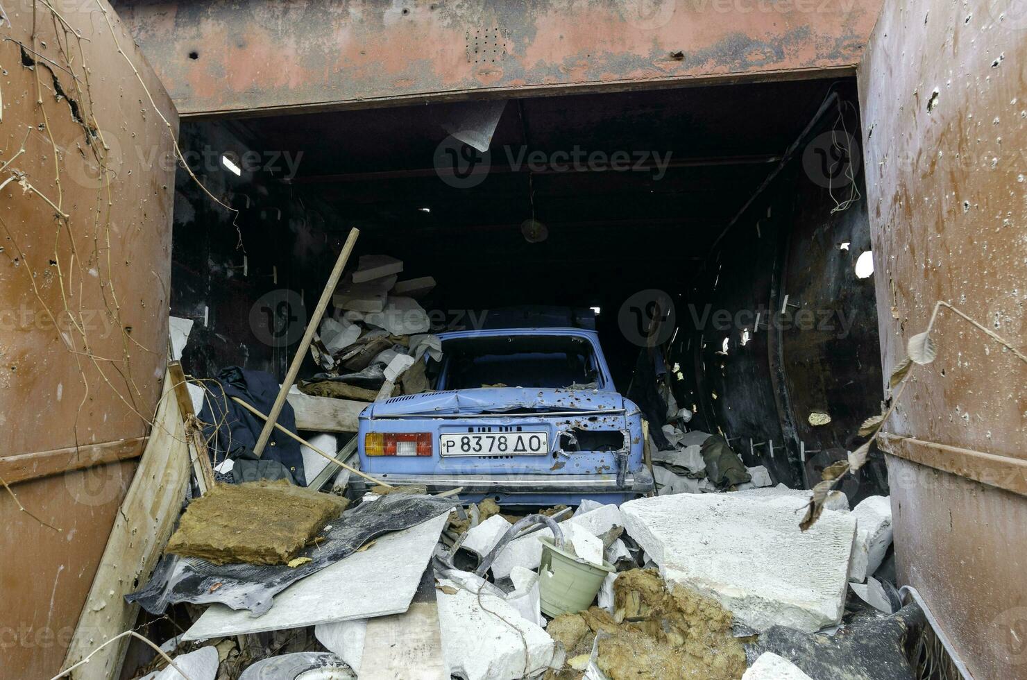 beschadigd en geplunderd auto's in een stad in Oekraïne gedurende de oorlog foto