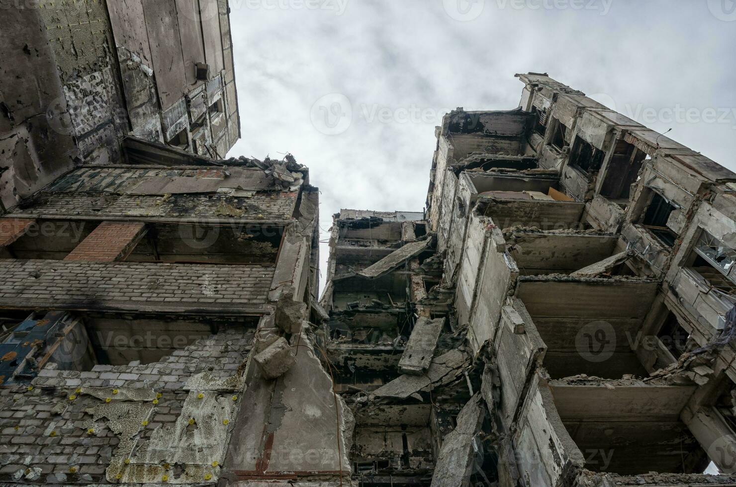 vernietigd en verbrand huizen in de stad gedurende de oorlog in Oekraïne foto