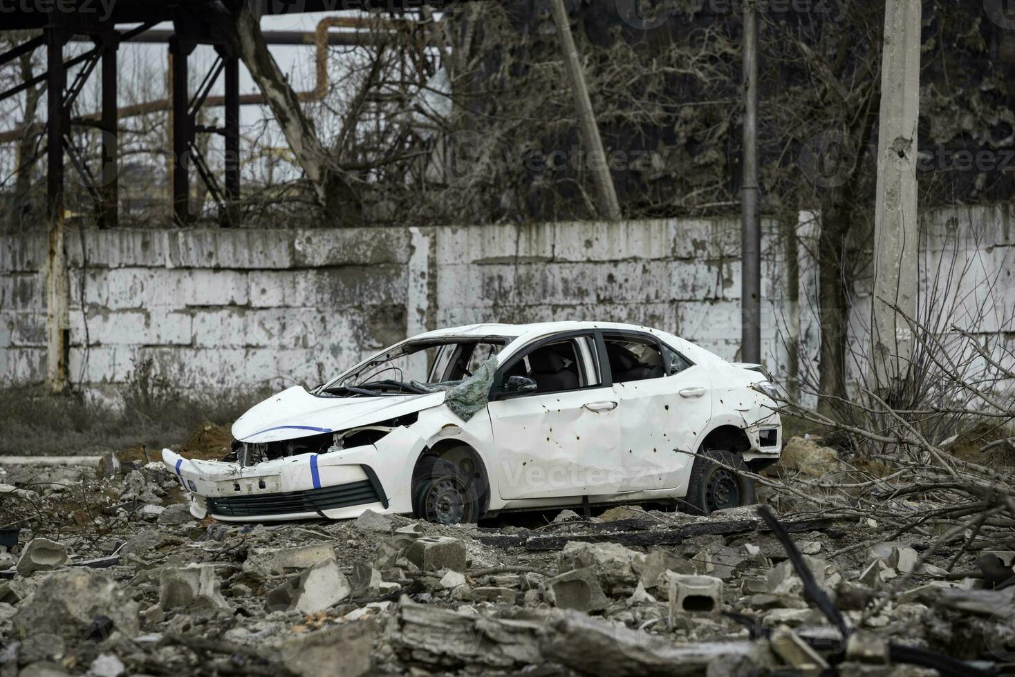 auto en vernietigd gebouwen van de werkplaats van de azovstal fabriek in mariupol foto