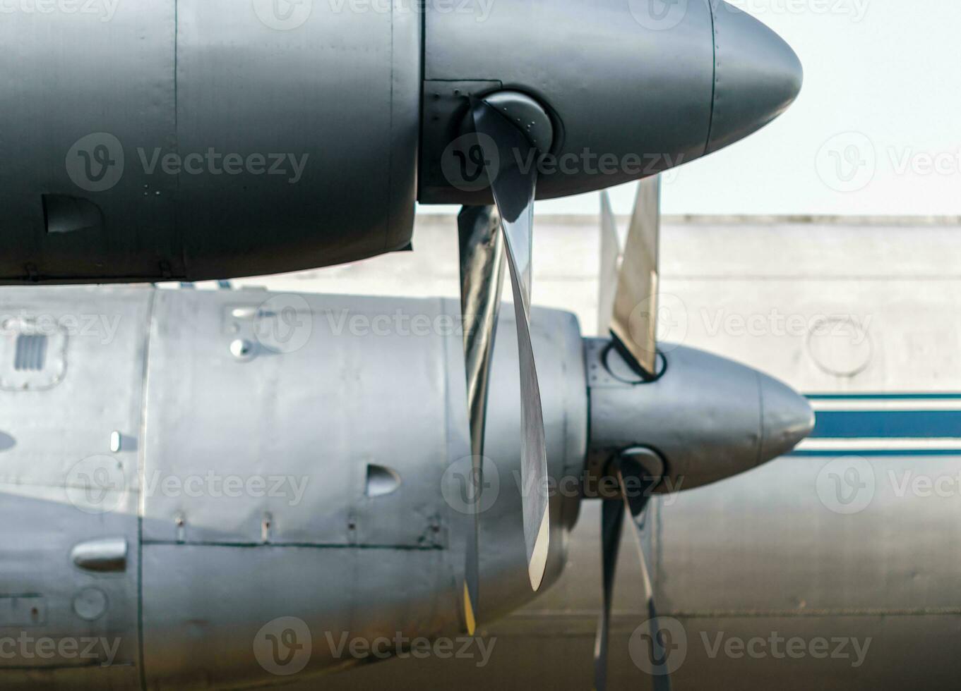 propeller schroef van een wijnoogst vliegtuig dichtbij omhoog foto