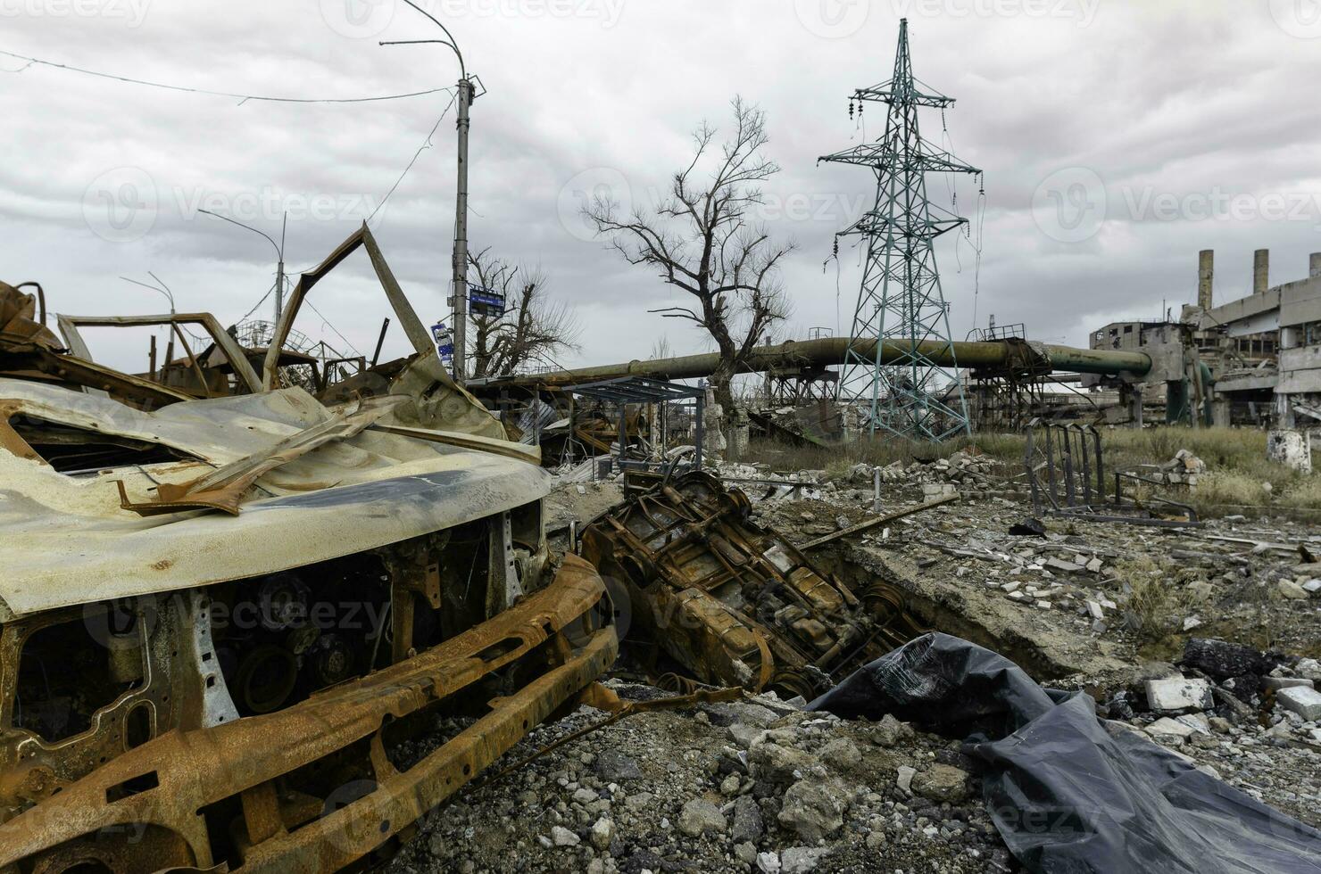 verbrand auto's en vernietigd gebouwen van de werkplaats van de azovstal fabriek in mariupol foto