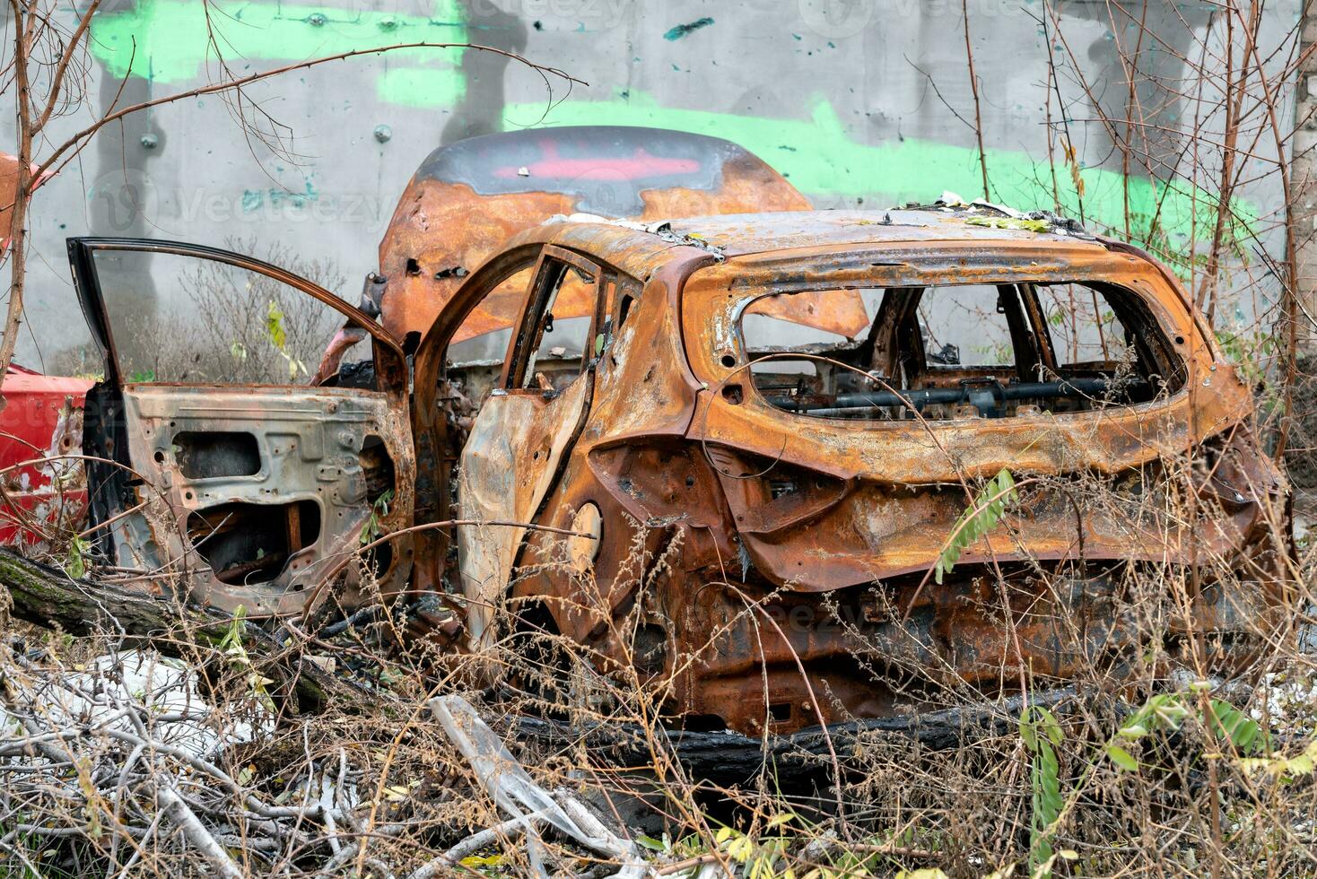 beschadigd en geplunderd auto's in een stad in Oekraïne gedurende de oorlog foto