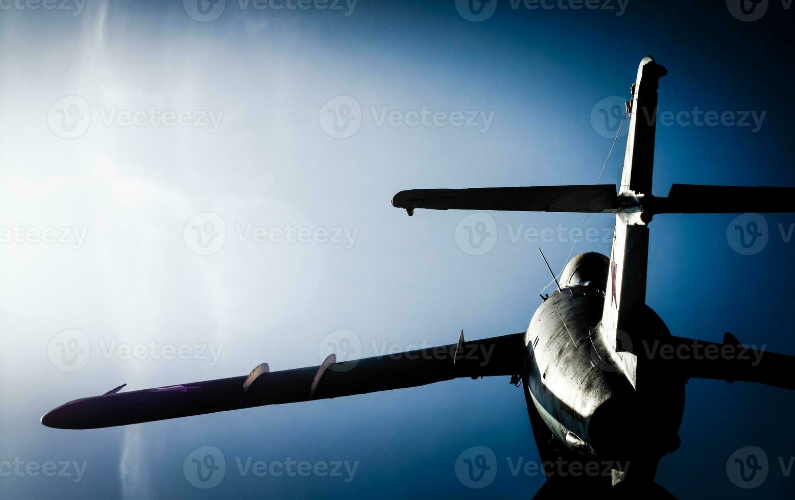 oud leger vliegtuig tegen de blauw lucht foto