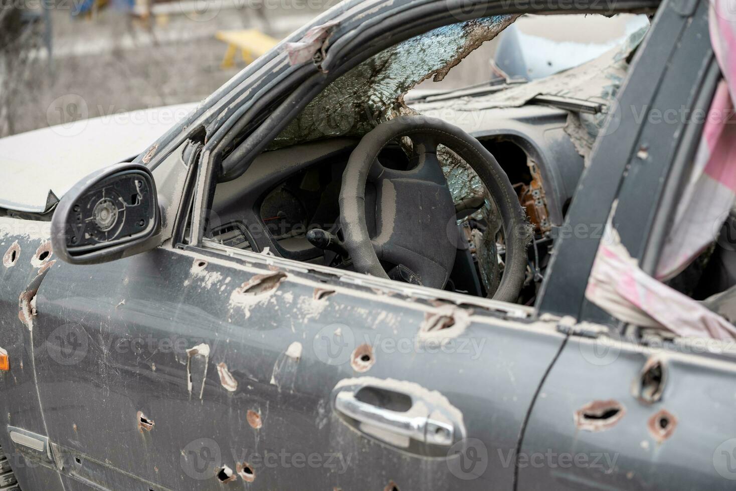 beschadigd en geplunderd auto's in een stad in Oekraïne gedurende de oorlog foto