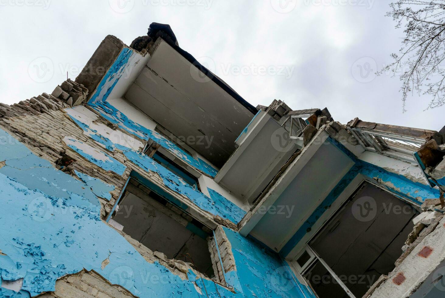 vernietigd school- gebouw in Oekraïne foto