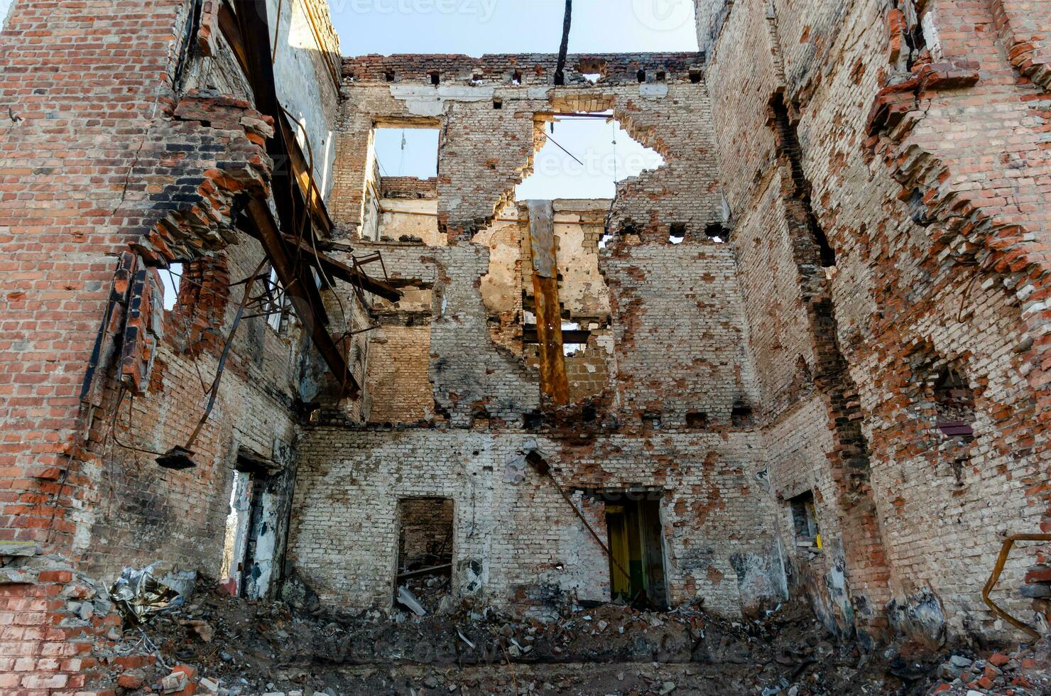 vernietigd en verbrand huizen in de stad Rusland Oekraïne oorlog foto