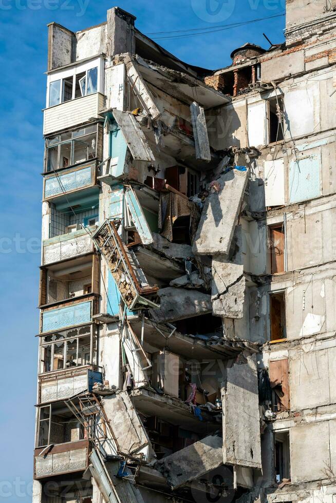 vernietigd en verbrand huizen in de stad Rusland Oekraïne oorlog foto