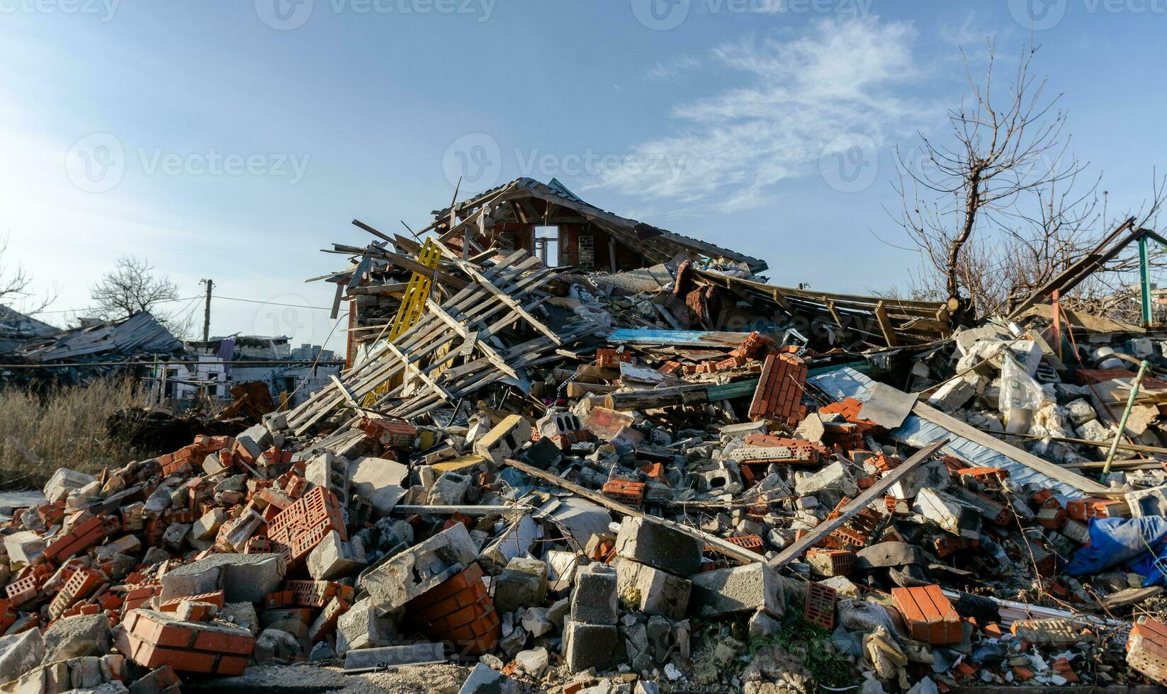 vernietigd en verbrand huizen in de stad Rusland Oekraïne oorlog foto