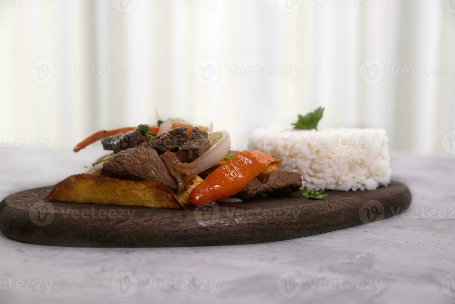 handen Holding braadpan met een typisch Peruaanse schotel gebeld lomo saltado. foto