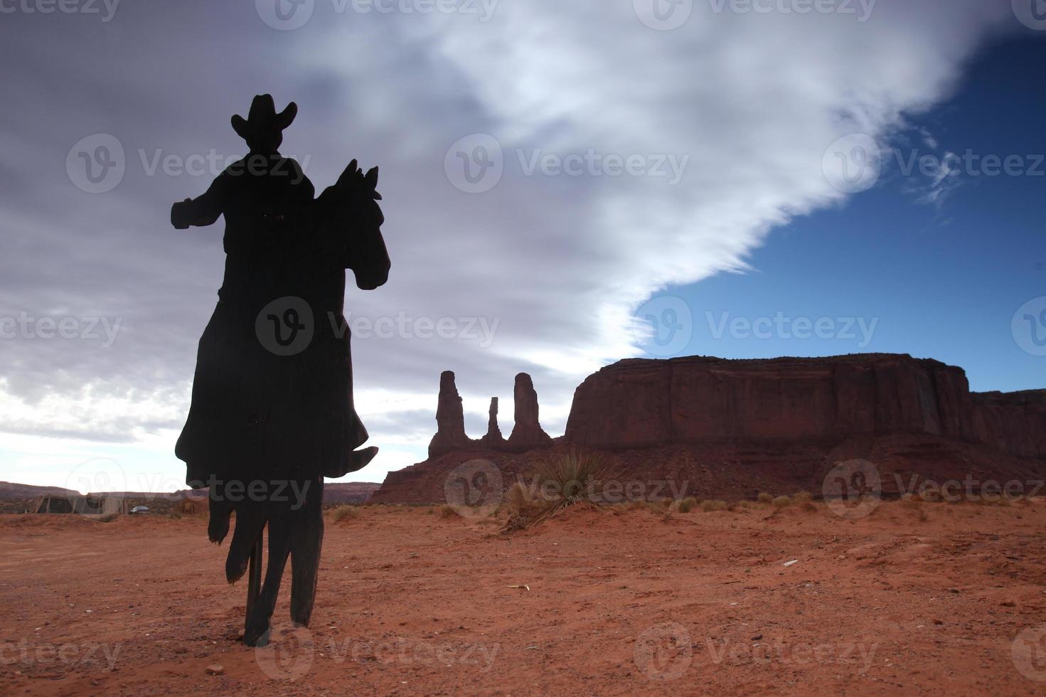 drie zussen monument met cowboy silhouet foto