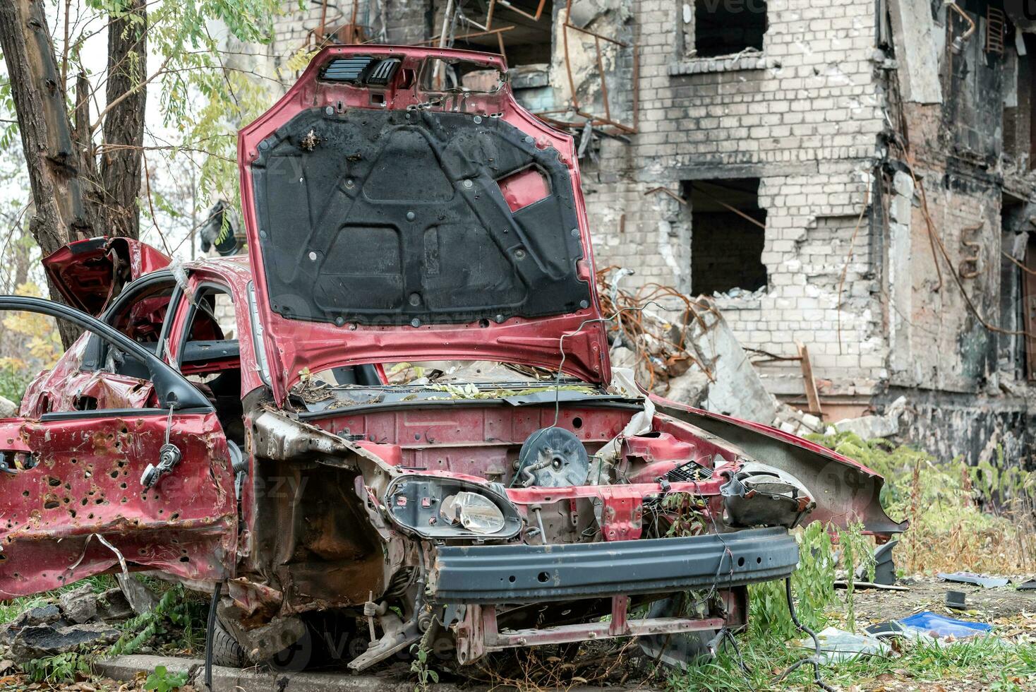 beschadigd en geplunderd auto's in een stad in Oekraïne gedurende de oorlog foto