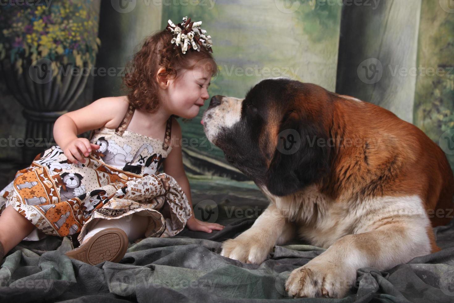 schattig kind en haar Sint-bernard-puppyhond foto