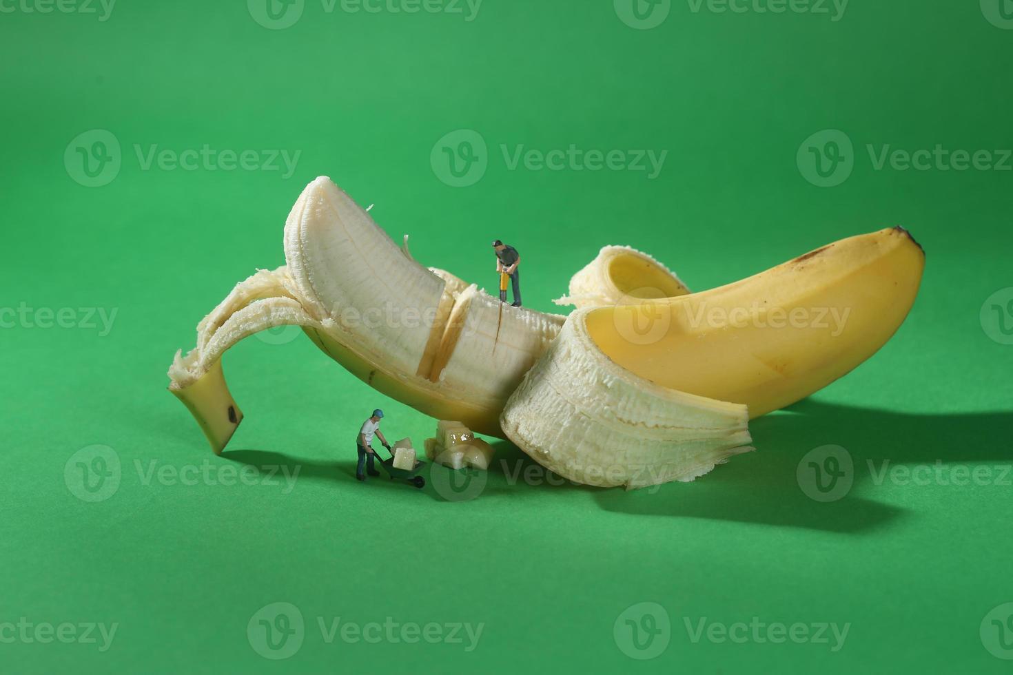 bouwvakkers in conceptuele voedselbeelden met banaan foto