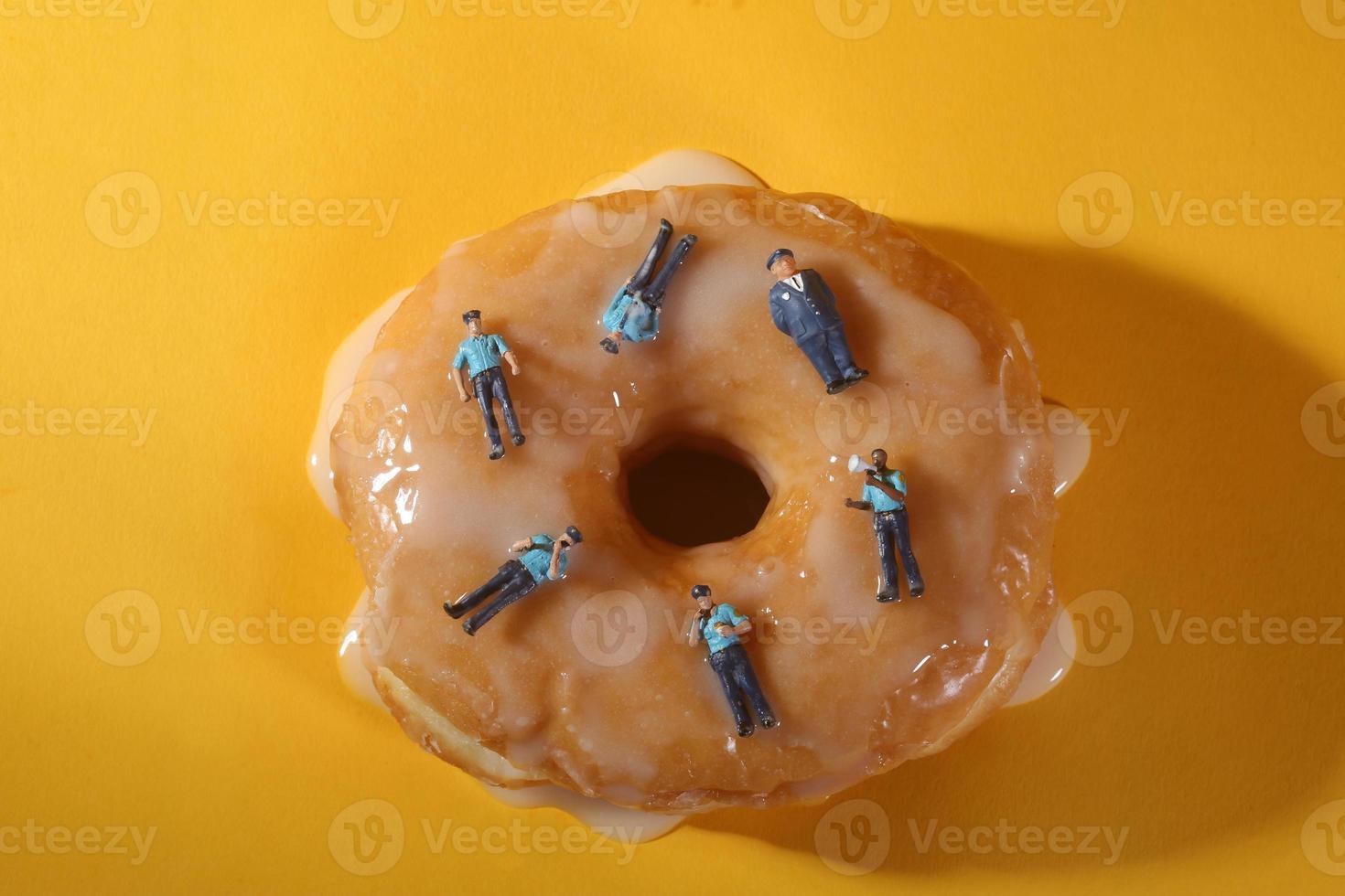 politieagenten in conceptuele voedselbeelden met donuts foto