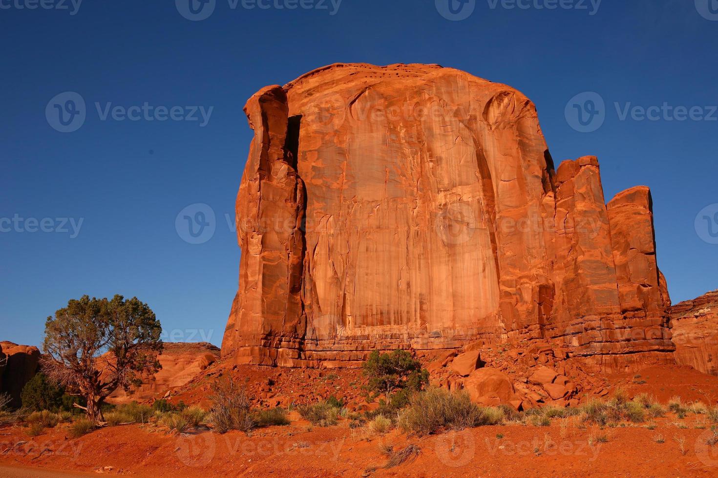 rotsformatie in monument valley arizona foto