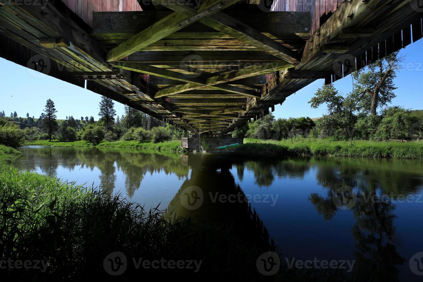 onder de brug op het platteland in palouse washington foto