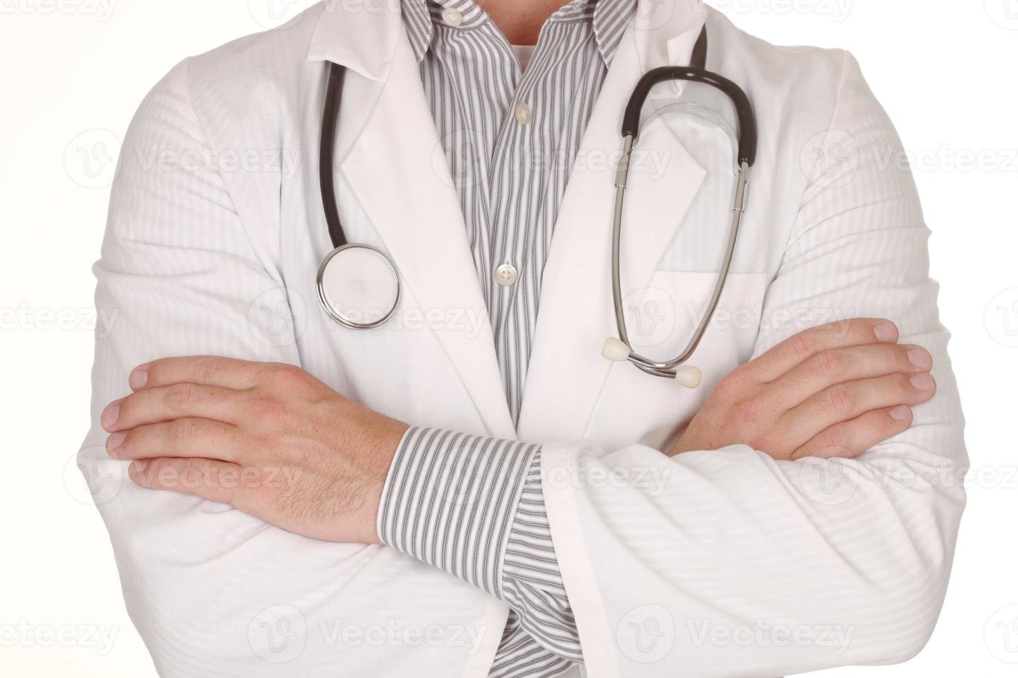 mannelijke arts die een stethoscoop draagt op een witte achtergrond foto
