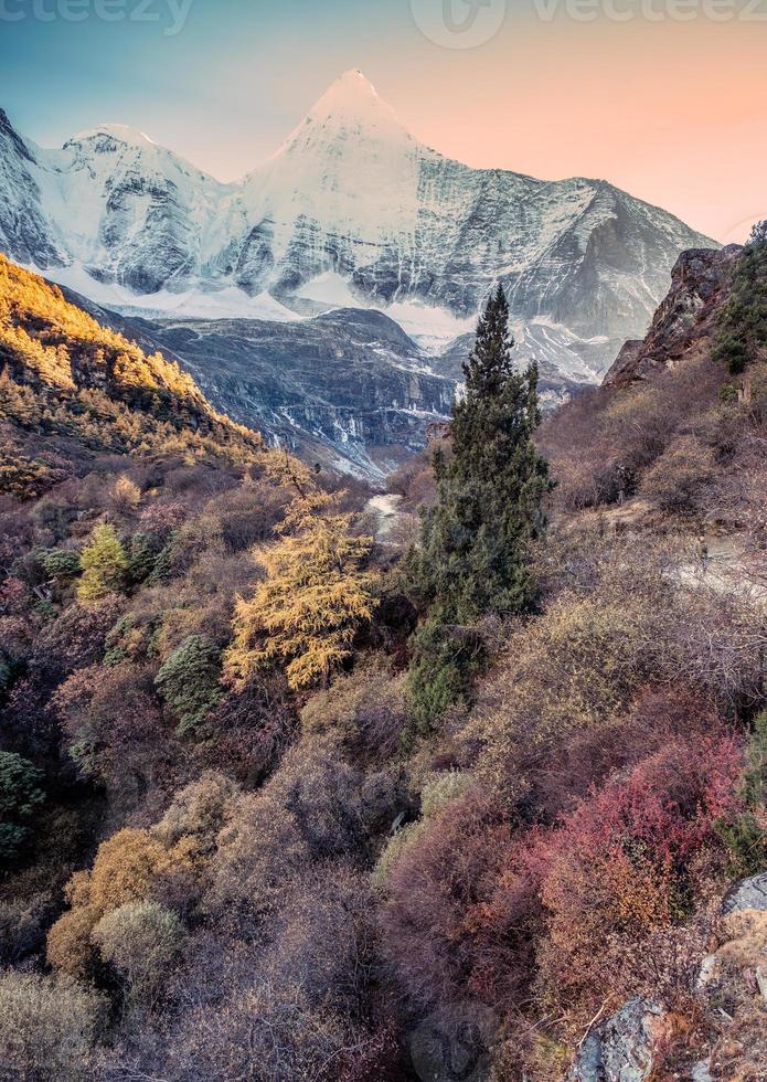 kleurrijk herfstbos met heilige berg bij yading foto