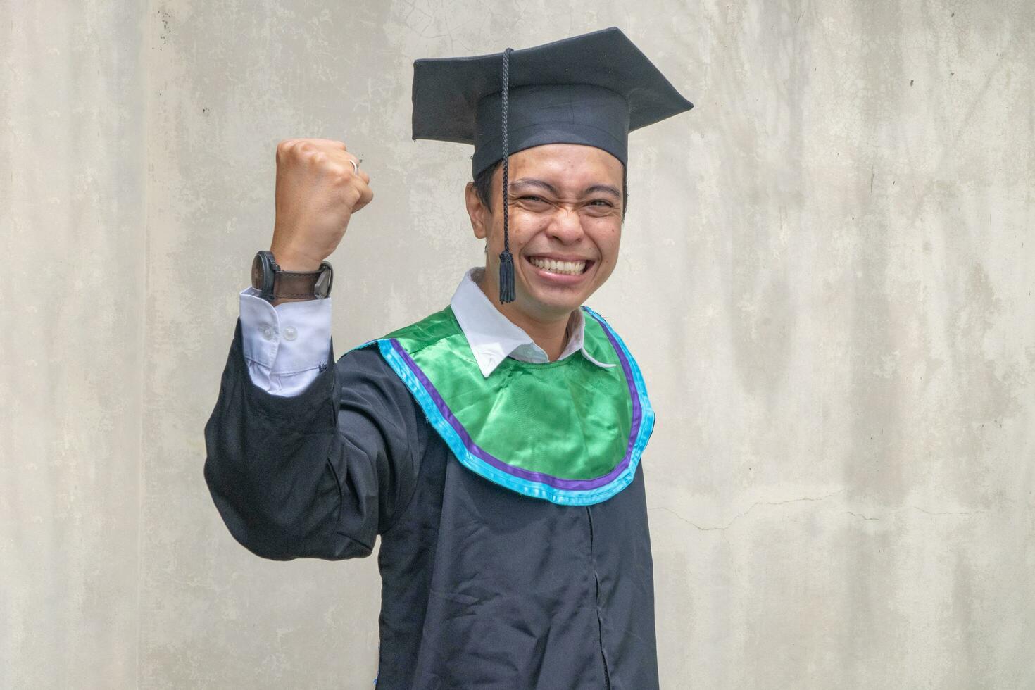 jong Indonesisch jongens viering en proost wanneer diploma uitreiking moment. foto