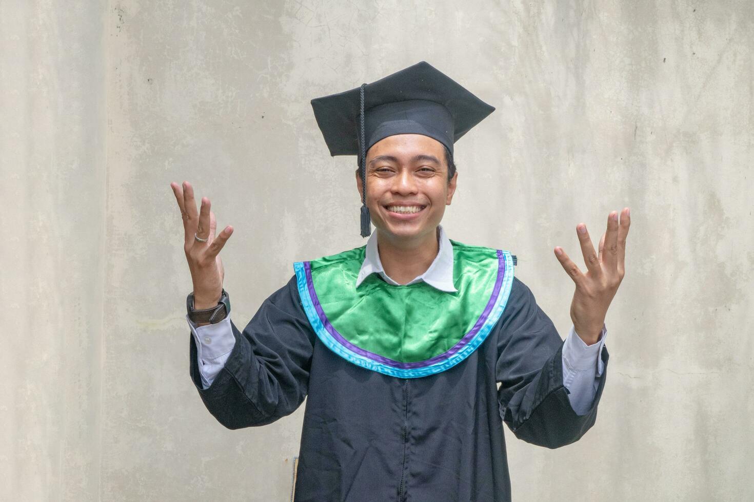 jong Indonesisch jongens viering en proost wanneer diploma uitreiking moment. foto