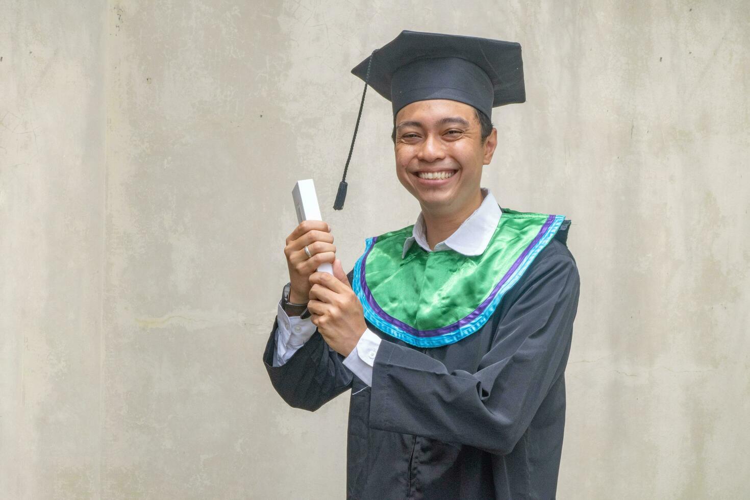 jong Indonesisch jongens viering en proost wanneer diploma uitreiking moment. foto