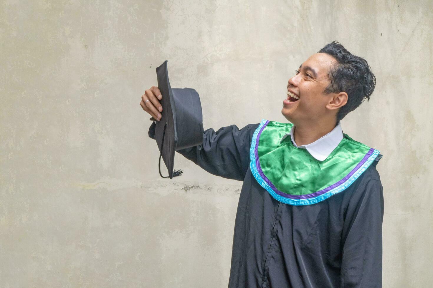 jong Indonesisch jongens viering en proost wanneer diploma uitreiking moment. foto