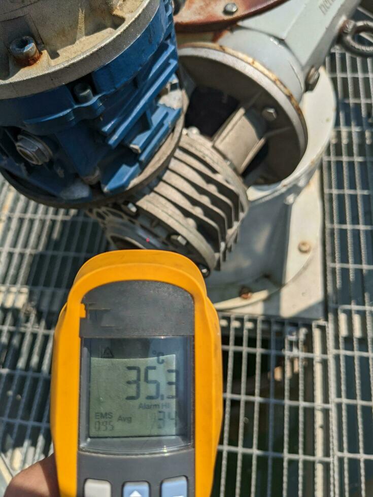 controleren temperatuur van lichaam motor roerwerk van slib clarifier foto