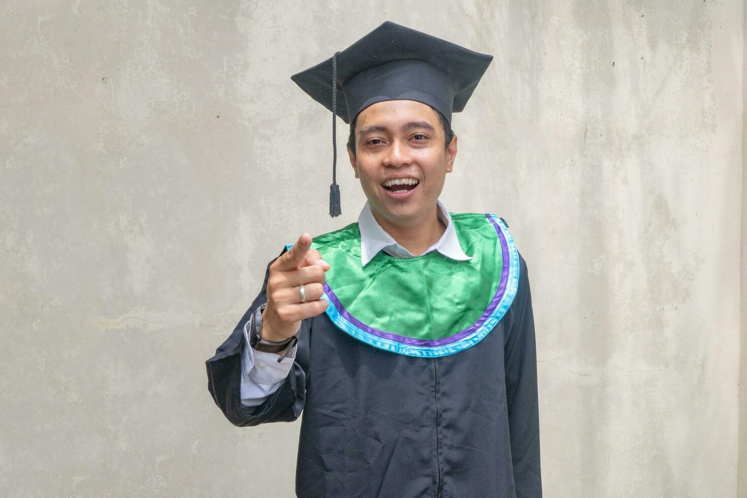 jong Indonesisch jongens viering en proost wanneer diploma uitreiking moment. foto