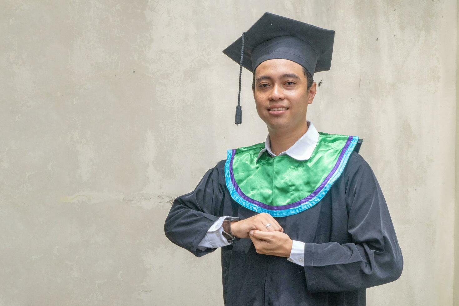 jong Indonesisch jongens viering en proost wanneer diploma uitreiking moment. foto