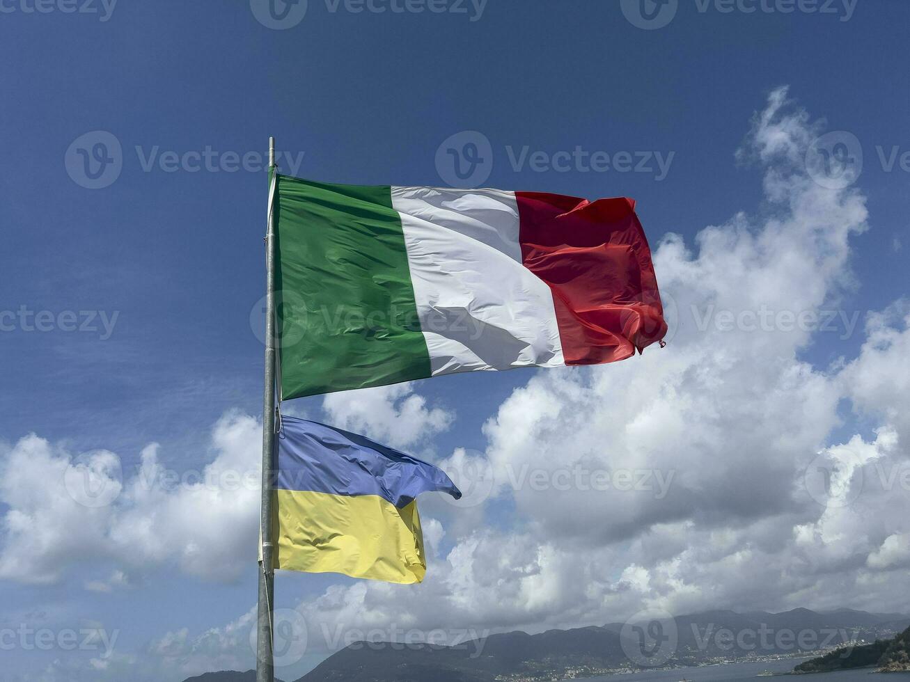 Italiaans vlag golvend Aan de vlaggenmast van de kasteel van lerici Italië. hoog kwaliteit foto