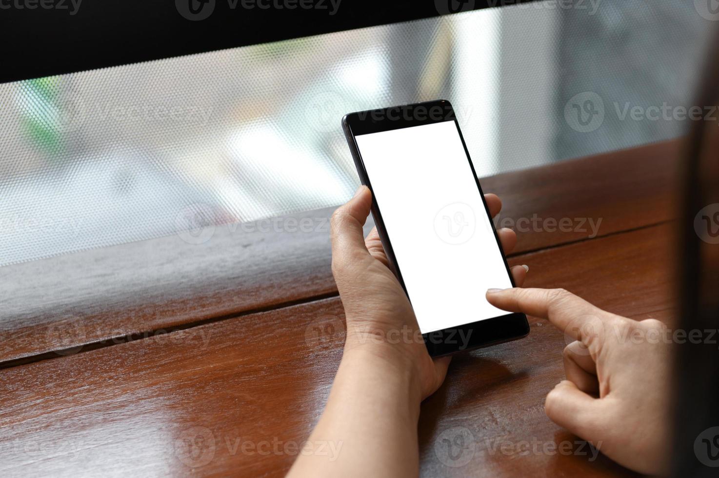 vrouwelijke hand met een smartphone leeg scherm, close-up shoot. foto