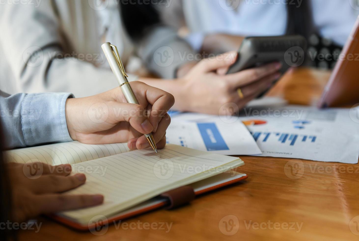 vrouwelijke medewerkers voldoen aan de werksamenvatting op kantoor. foto