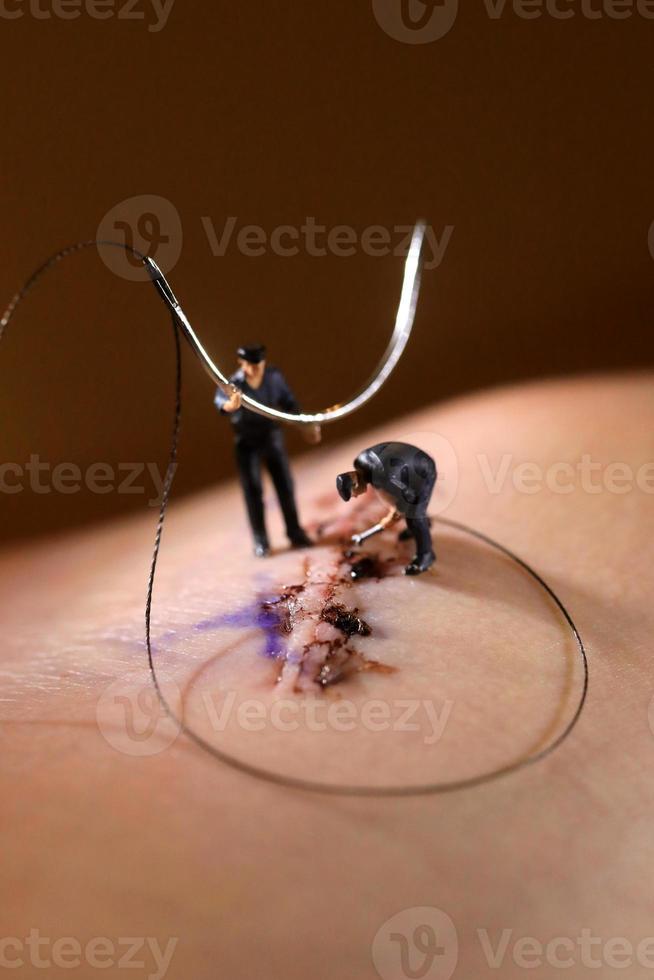 steken worden handgrepen door miniatuur ho schaalfiguren foto