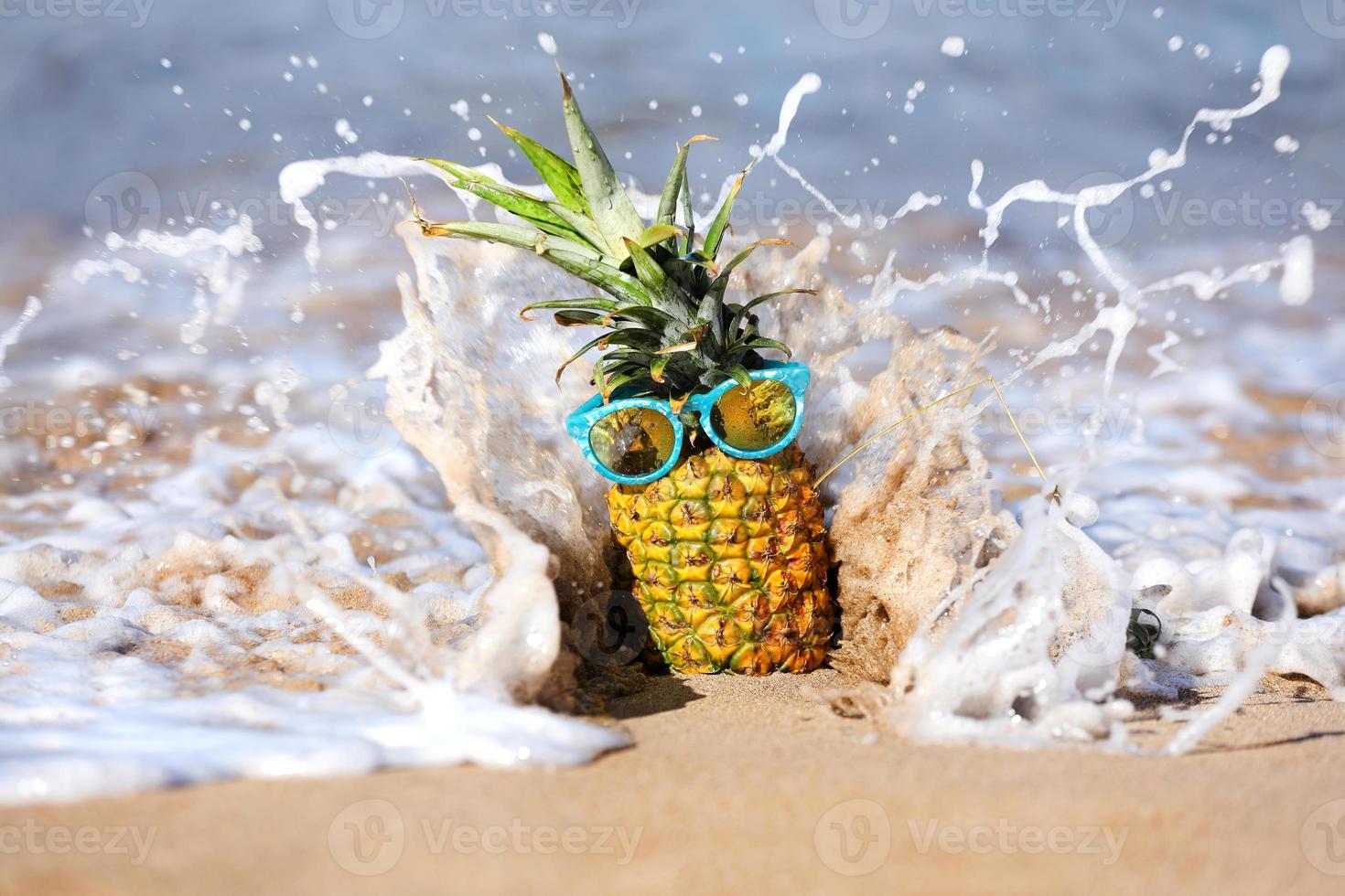 hilarische ananas met persoonlijkheid in de oceaan in Maui foto