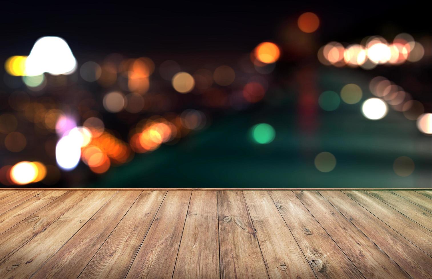 houten tafel met stadslichten nacht onscherpe achtergrond foto