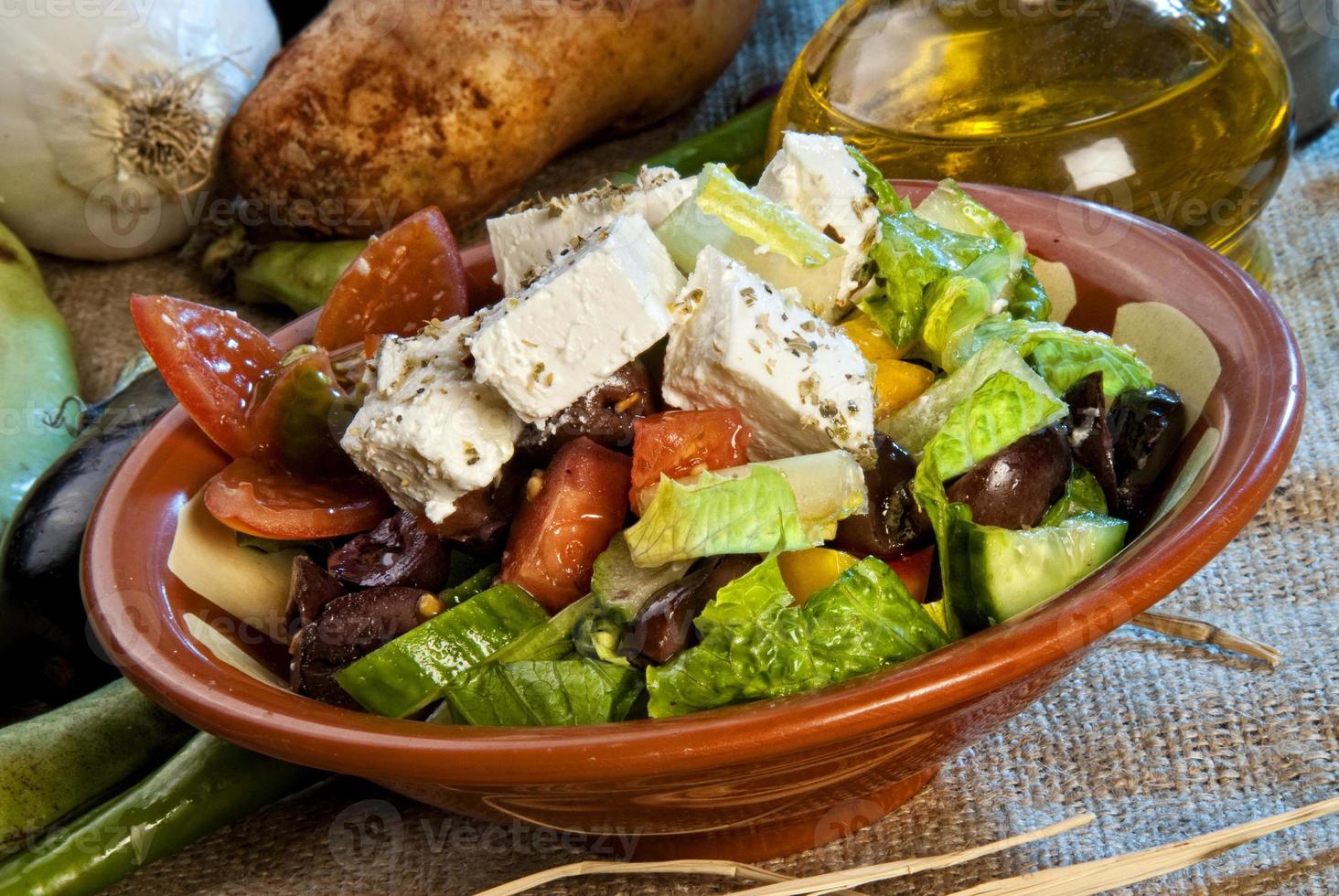 Arabische salade gegarneerd met kaas foto