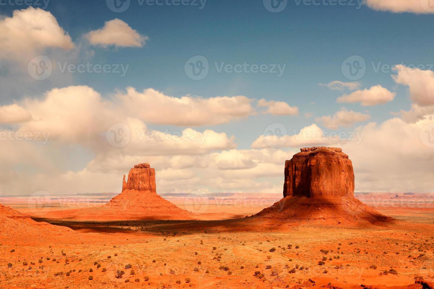 2 buttes in de schaduw in Monument Valley arizona foto