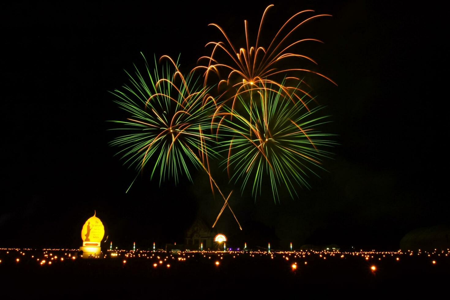 vuurwerk Bij nacht tijd foto