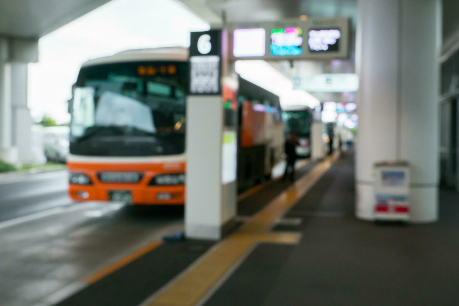 vervagen van bus hou op station en advertentie Scherm foto