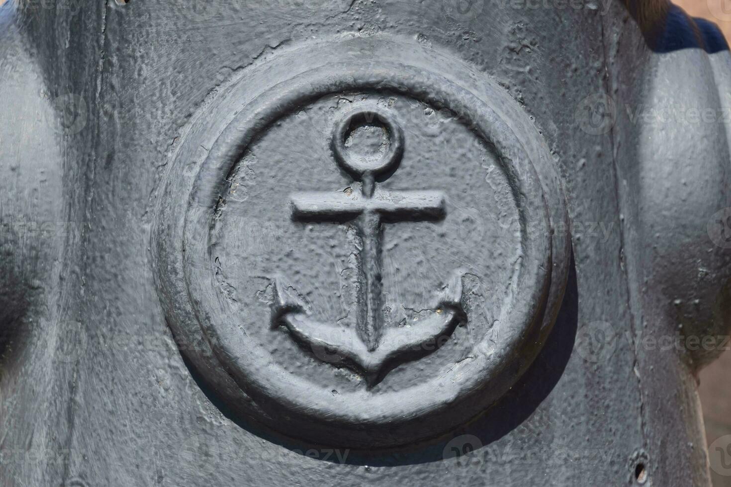 icoon van de zee anker Aan de concreet. symbool van zeelieden. foto