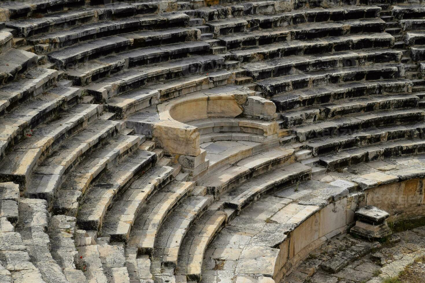 stappen van de amfitheater. steen kalksteen en marmer. oude antiek amfitheater in stad van hierapolis in kalkoen. stappen en antiek standbeelden met kolommen in de amfitheater foto