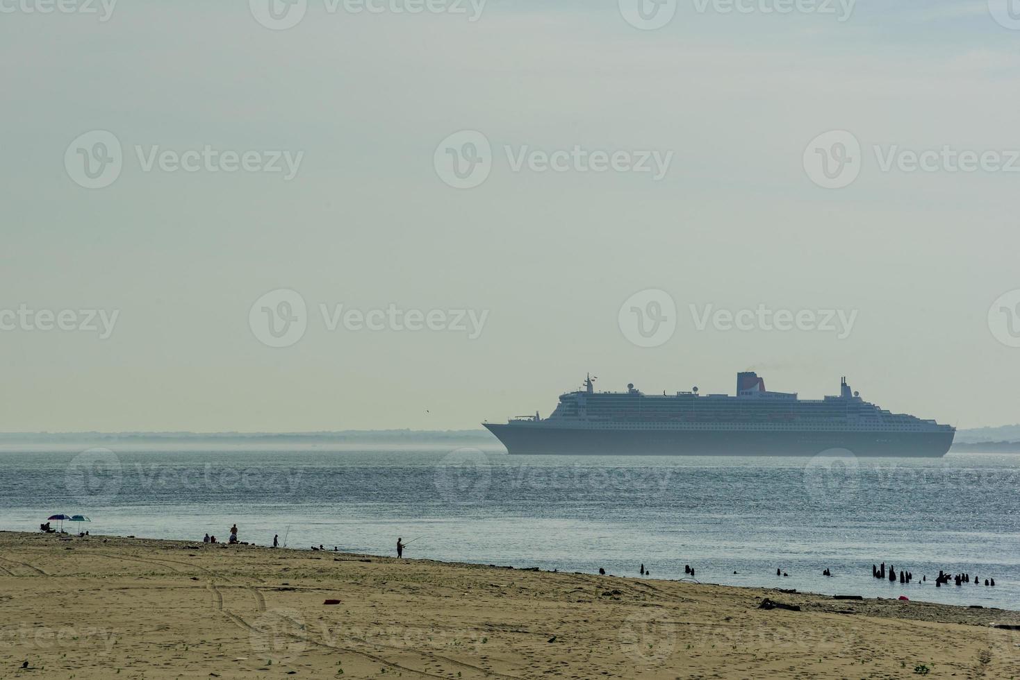 een cruiseschip dat New York City verlaat foto