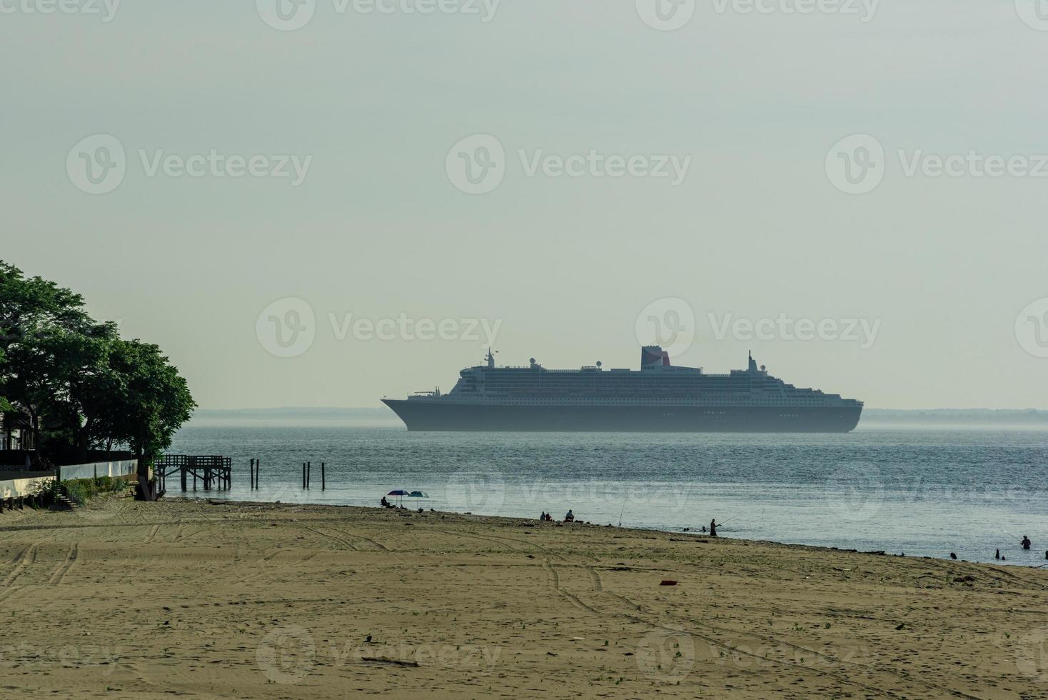 een cruiseschip dat New York City verlaat foto