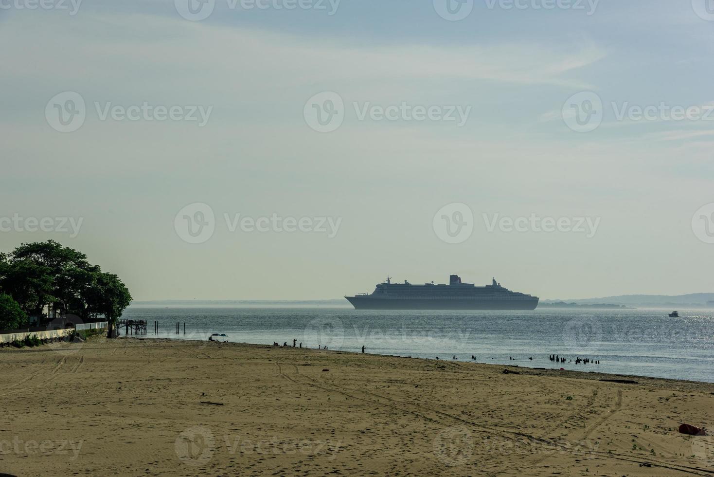 een cruiseschip dat New York City verlaat foto